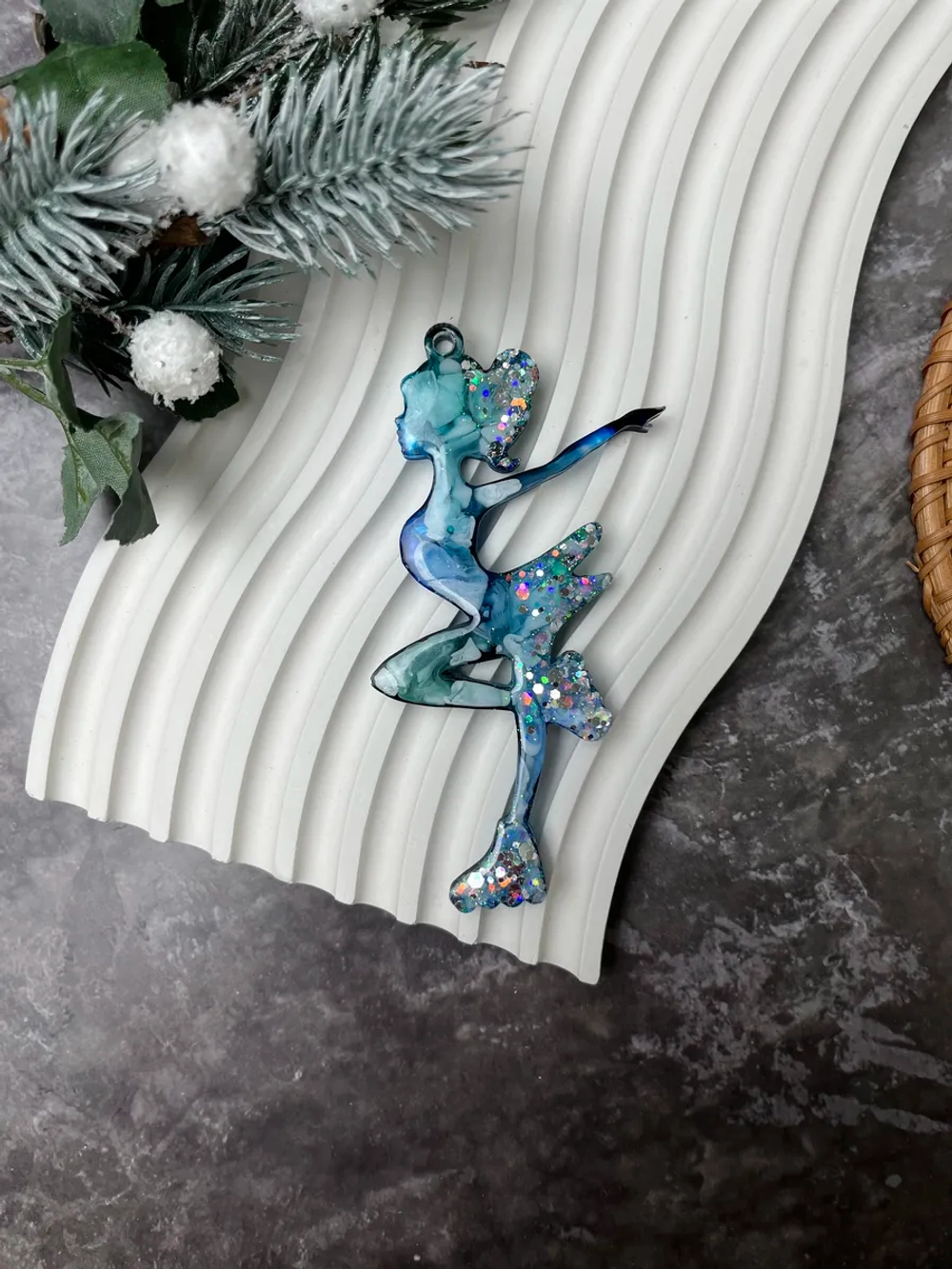 Новогодняя елочная игрушка Девочка на коньках