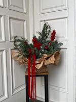 Композиция из хвои с заснеженными ветками, лентами и шарами