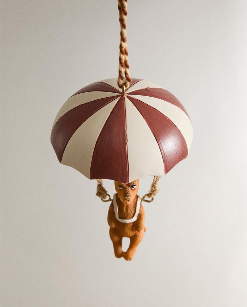 ZARA HOME НОВОГОДНЕЕ ЁЛОЧНОЕ УКРАШЕНИЕ «СОБАКА-ПАРАШЮТИСТ», КОРИЧНЕВЫЙ