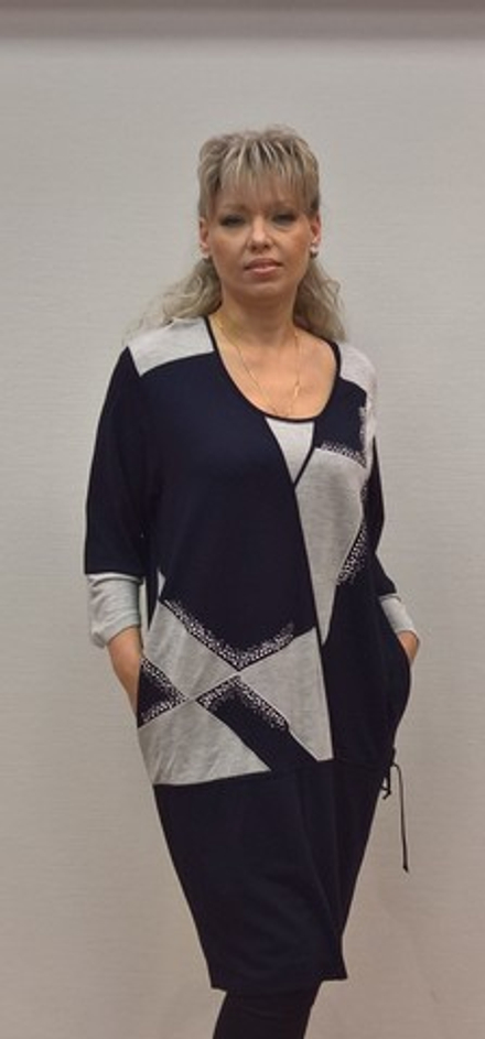 Трикотажное платье черно-серой расцветки