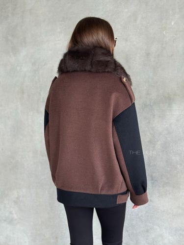 Шоколадная куртка с черными рукавами