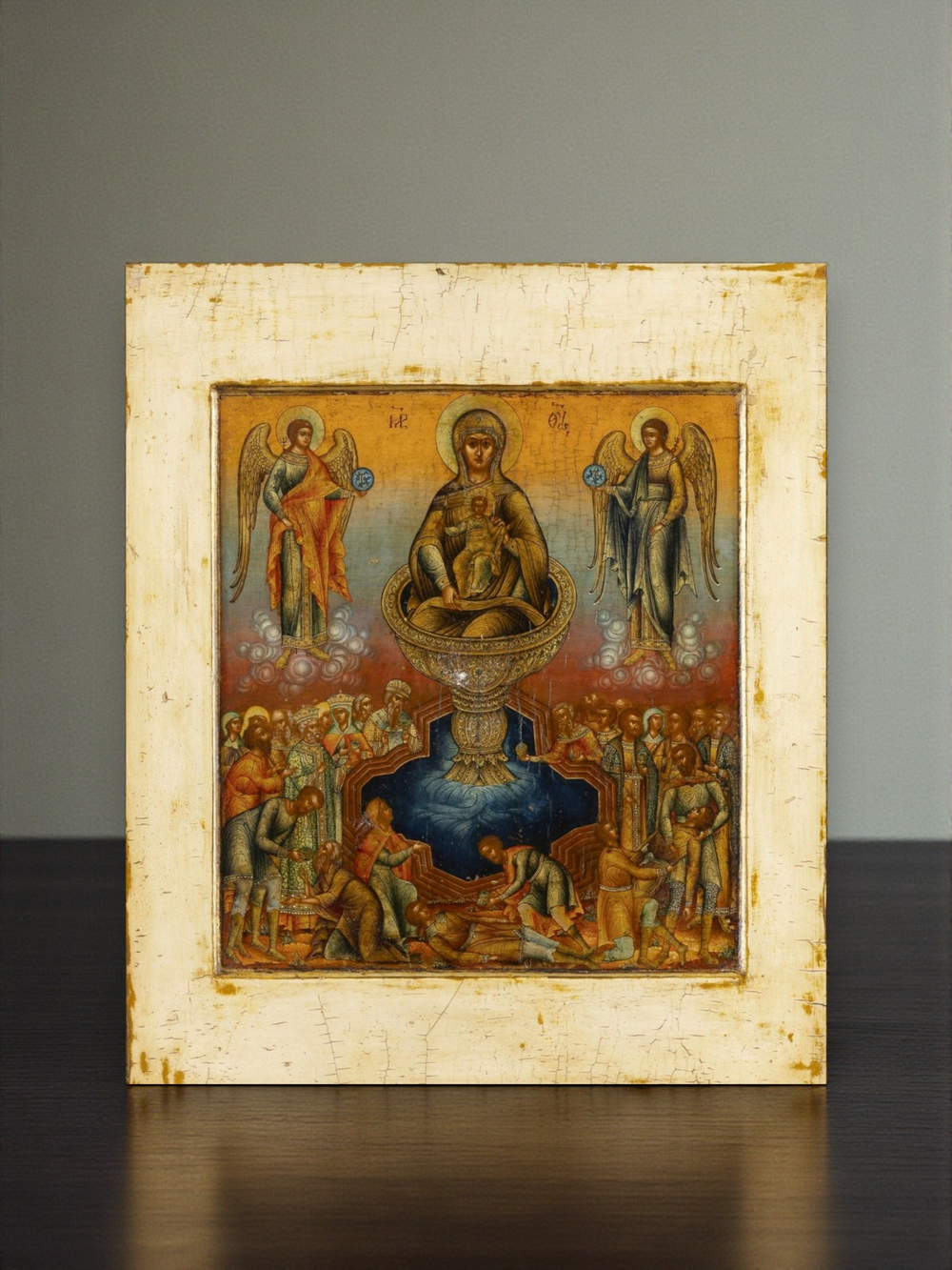 Эта православная икона изображает Божию Матерь «Живоносный Источник» — один из самых древних и чудотворных образов Пресвятой Богородицы, связанный с исцелением от болезней и подаянием живой воды благодати.