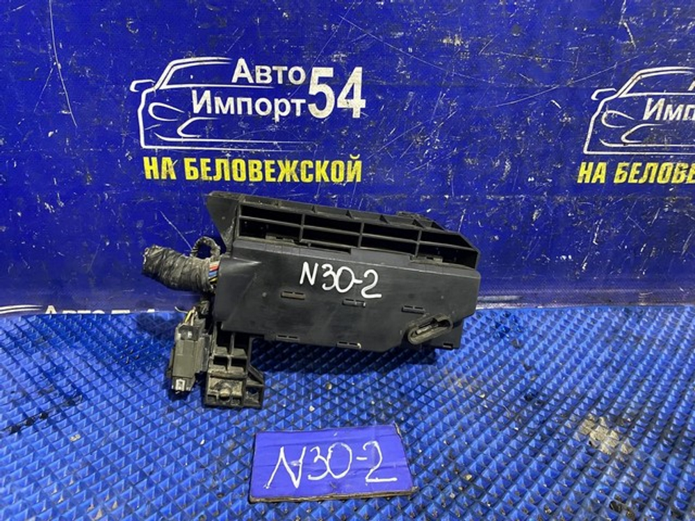 Блок предохранителей подкапотный NISSAN R'NESSA 1997