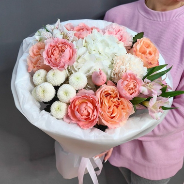 Авторский букет с кустовыми пионовидными розами и гортензией