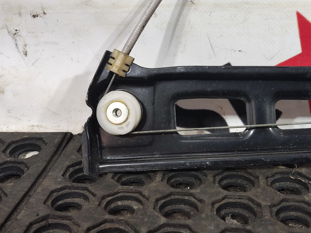 Стеклоподъемник левый в сборе 2020г.