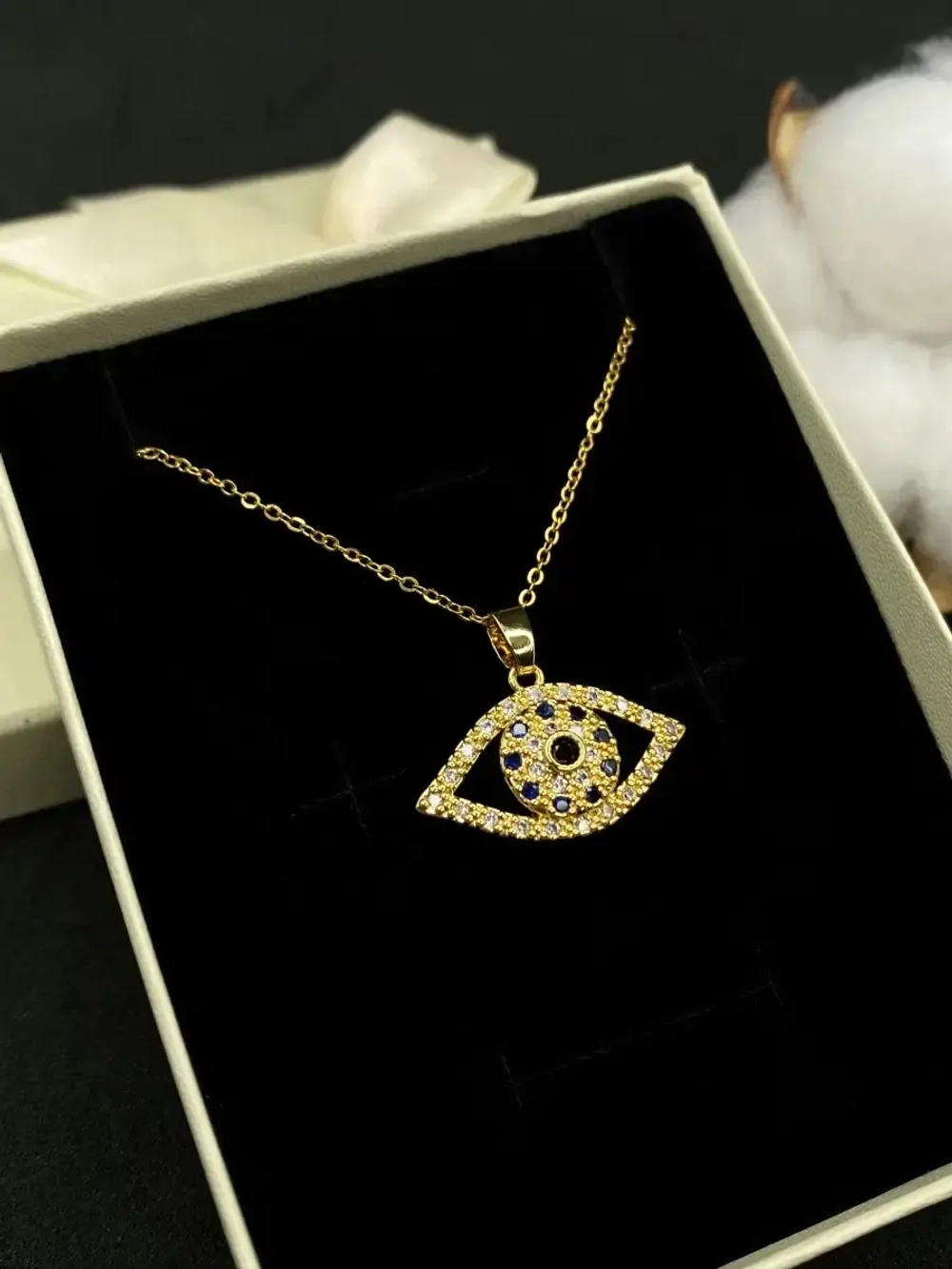 Золотистое короткое колье на тонкой цепочке с кулоном Глаз