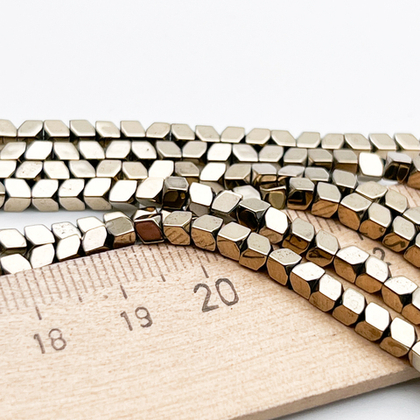 Гематит Стрелка бусины (имитация), цвет золотистый, размер около 3 мм, цена за отрезок 19 см (1/2 нити)