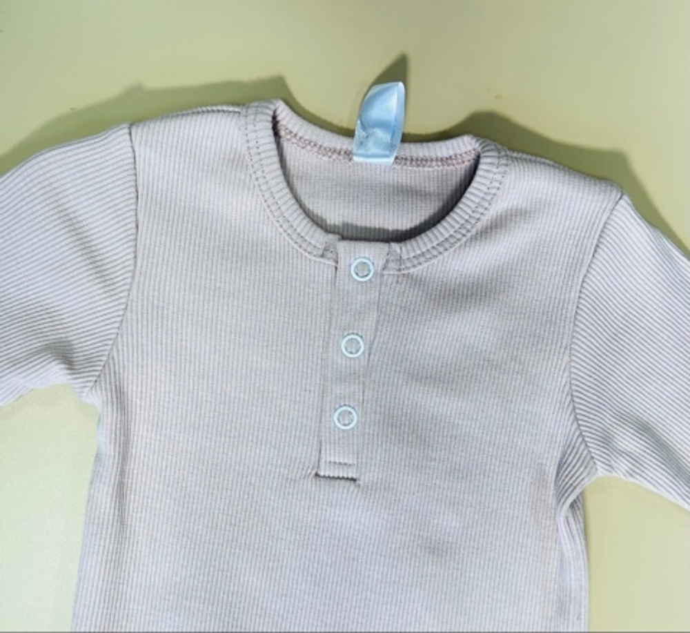 Боди с конпками из ткани-лапша