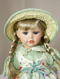 Кукла фарфоровая 12' на подставке