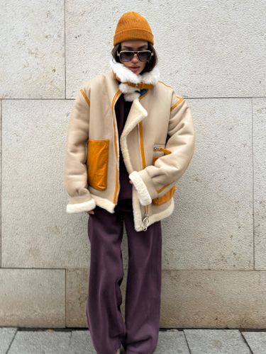 Бежевая дубленка-авиатор с контрастной отделкой