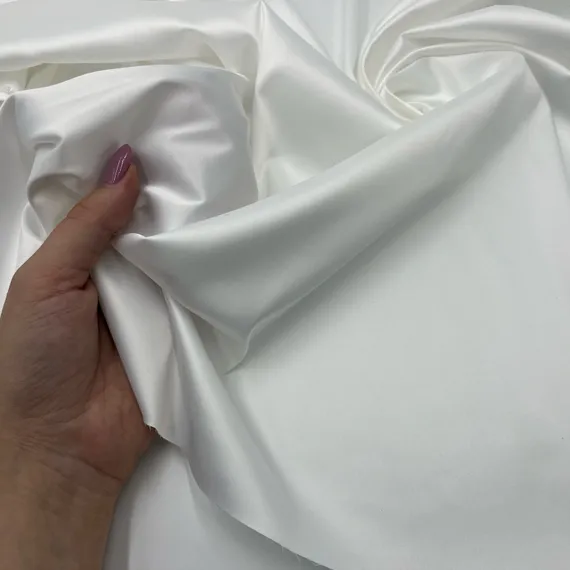 Атлас-стрейч молочный