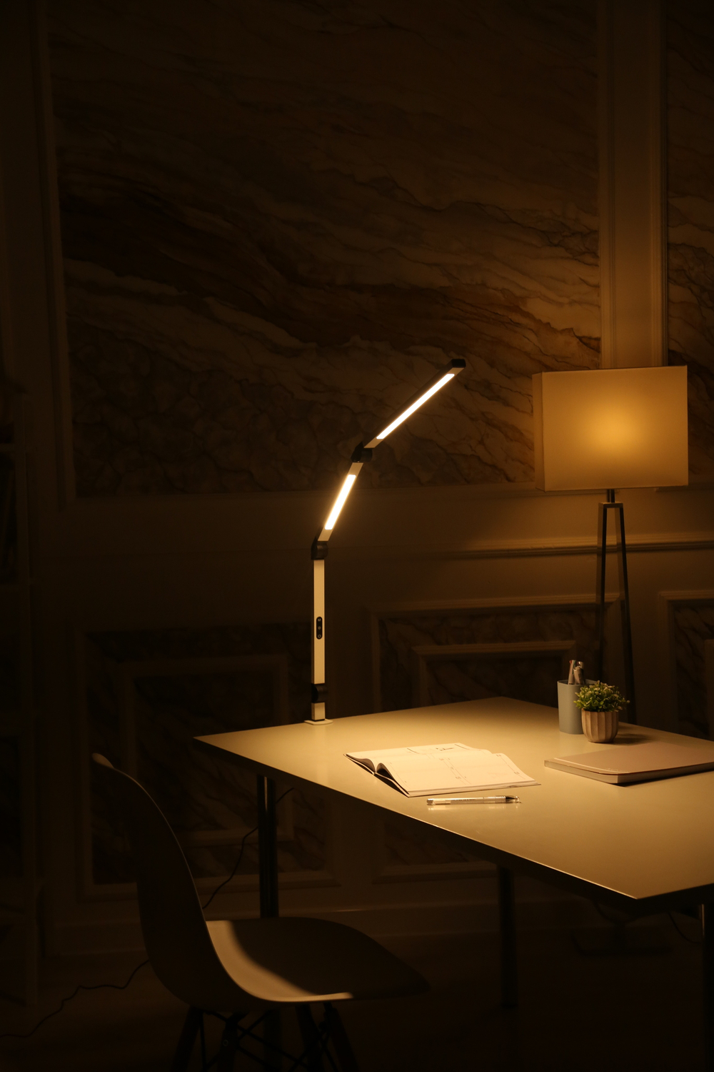 Светильник FRIENDME бестеневой настольный на струбцине светодиодный No.1 белый с двойным источником света. Яркость - 1000 lum. 12W.