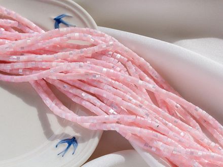 Нить бусин из перламутра 4мм (розовый холодный)