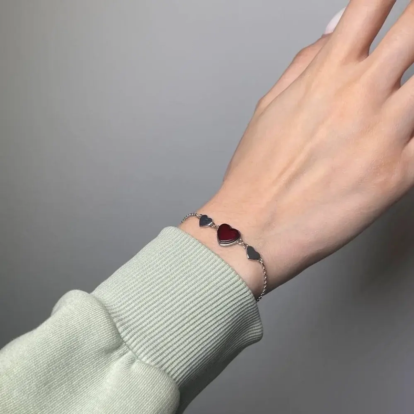 Браслет Сердца с вишневым янтарем