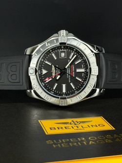 Часы Breitling Avenger II GMT V1731010