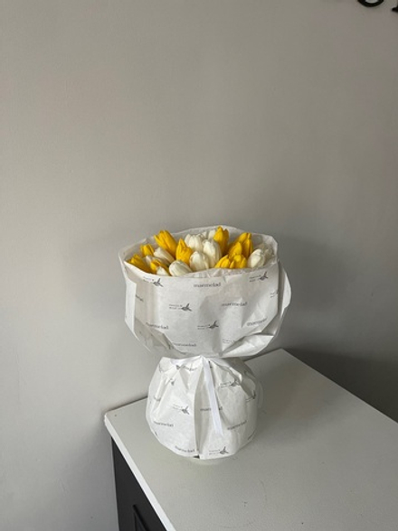 Букет из 35 белых и желтых тюльпанов доступен к заказу с 3.03.2026