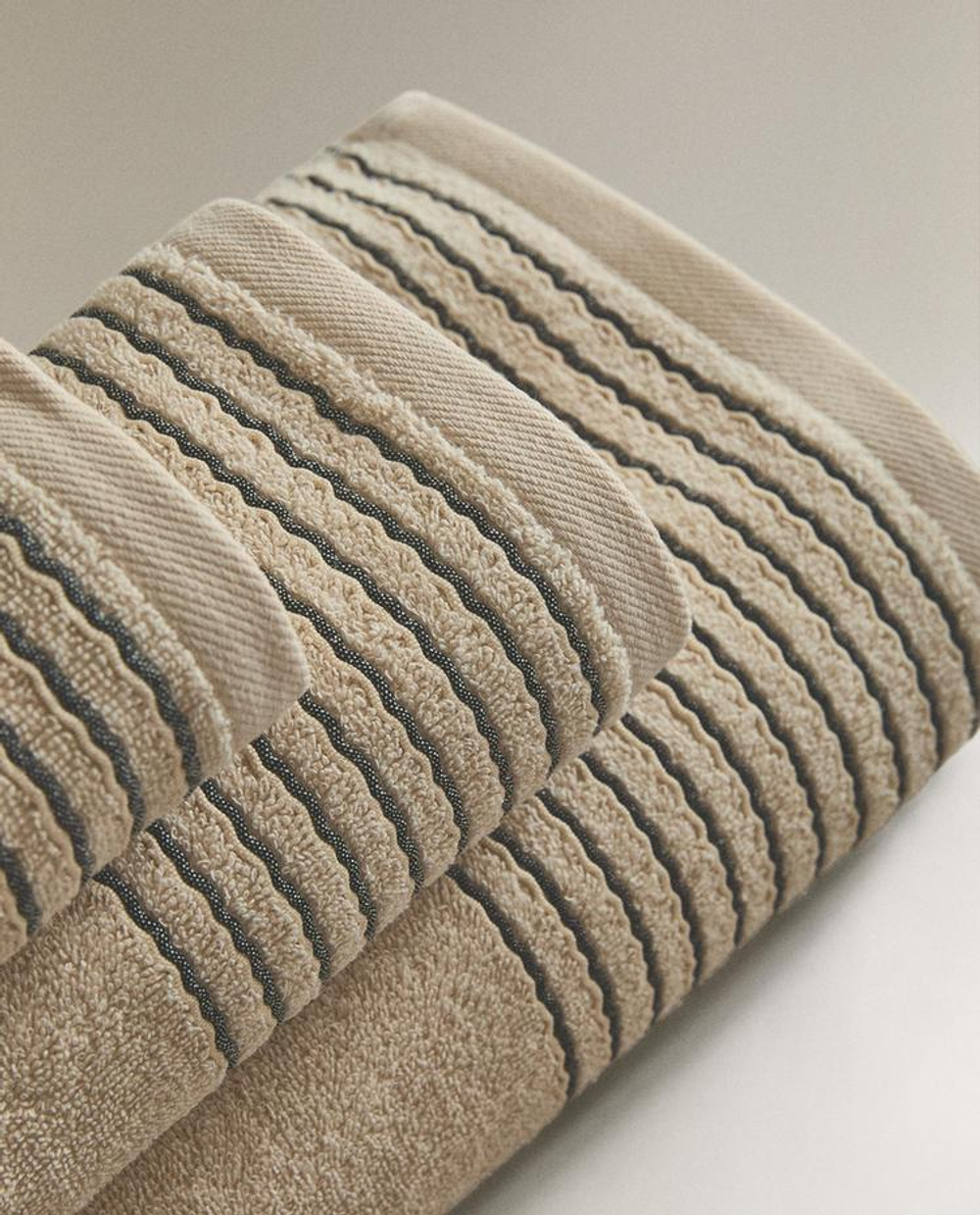 ZARA HOME БАННОЕ ПОЛОТЕНЦЕ С КАЙМОЙ, ПЕСОЧНЫЙ