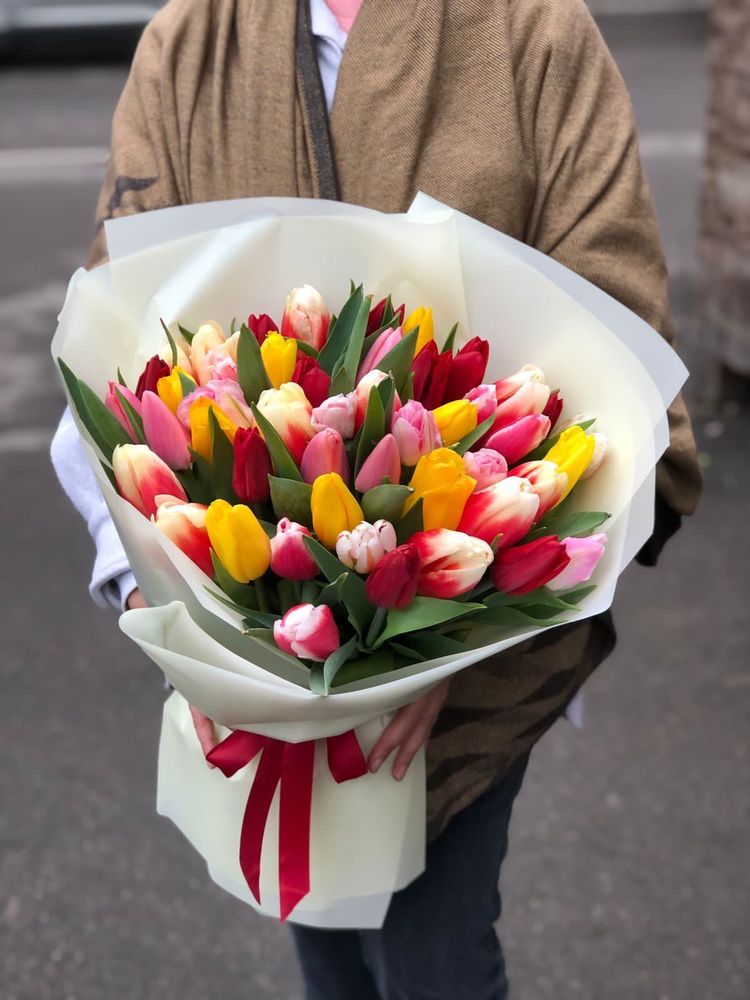 Букет из 51 разноцветных тюльпанов