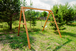 Деревянные качели с трапецией и гибкими качелями