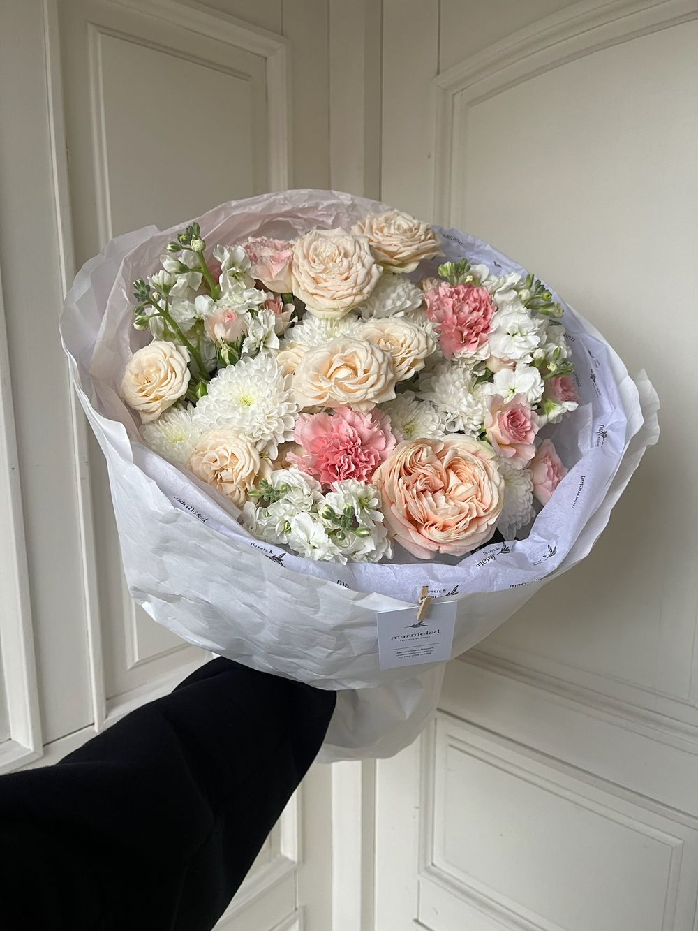 Букет из кустовых пионовидных роз, маттиолы, диантусов и хризантемы