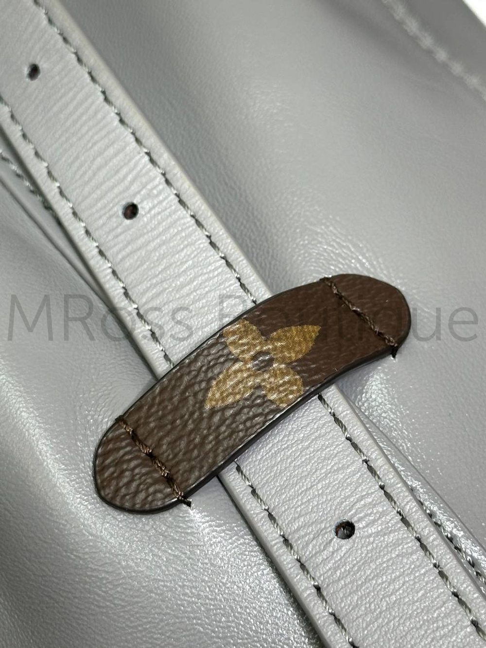 Серая кожаная сумка Louis Vuitton Carry All Dark через плечо