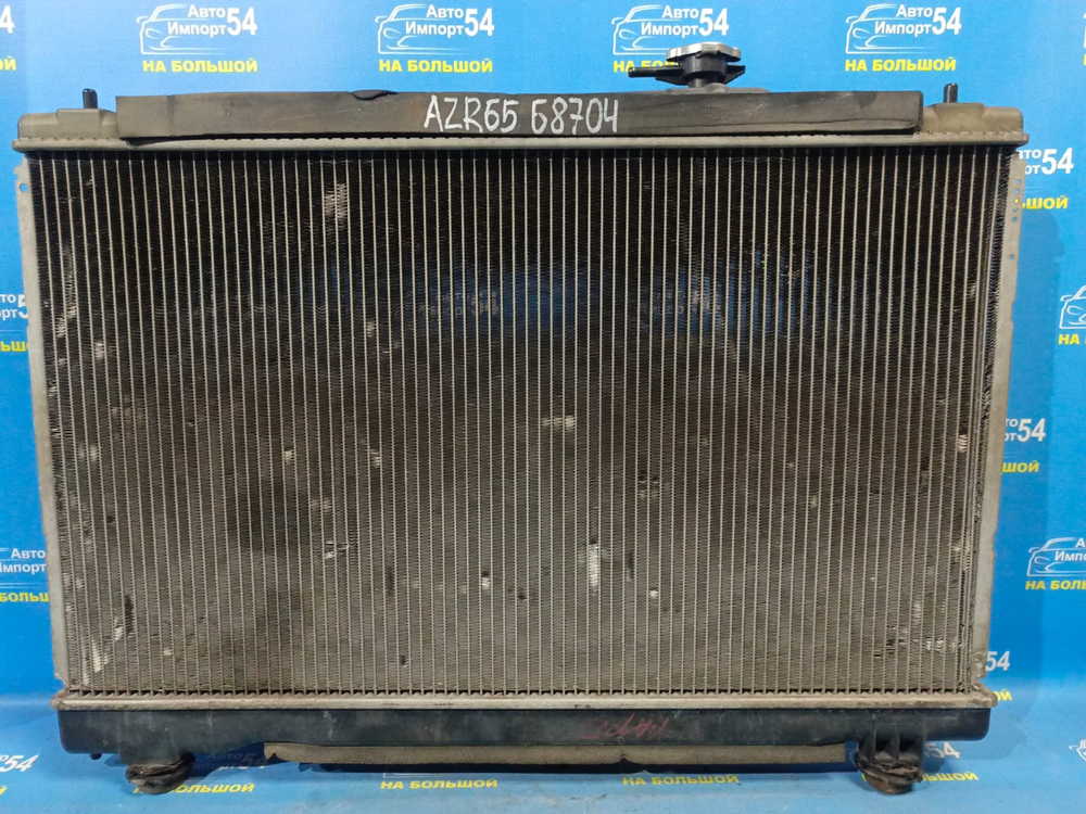 Радиатор двигателя TOYOTA NOAH 2001–2007