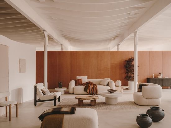 Magira Кресло из белой ткани букле и массива дуба с темной отделкой