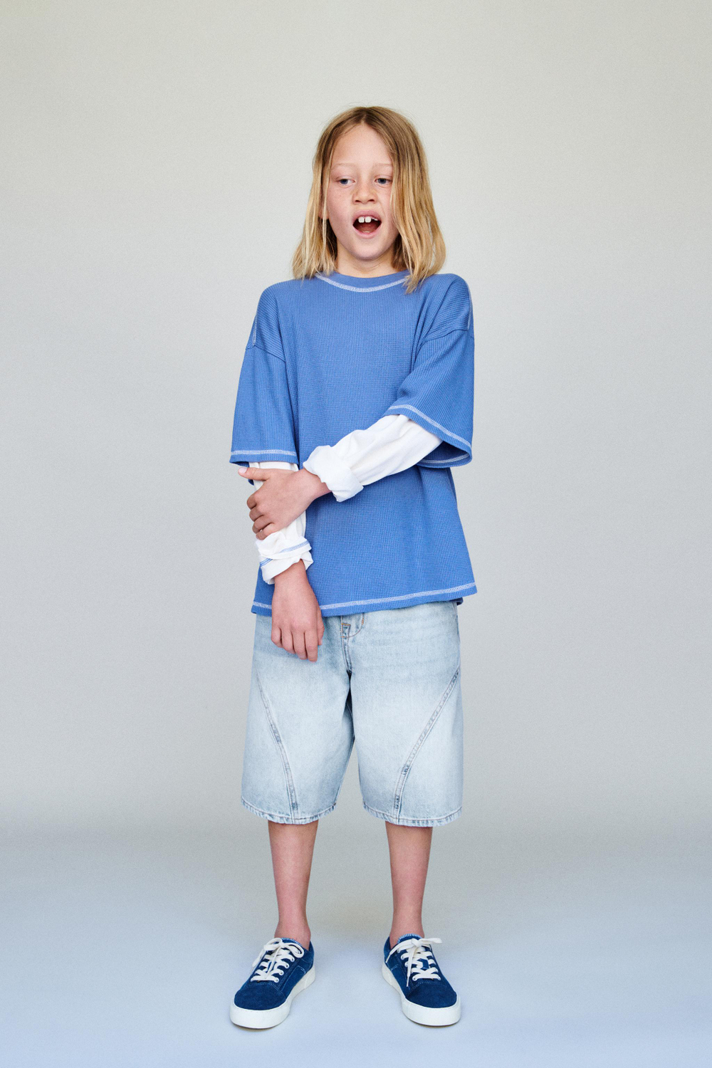 ZARA ДЖИНСОВЫЕ ШОРТЫ BARREL, ВЫЦВЕТШИЙ СИНИЙ