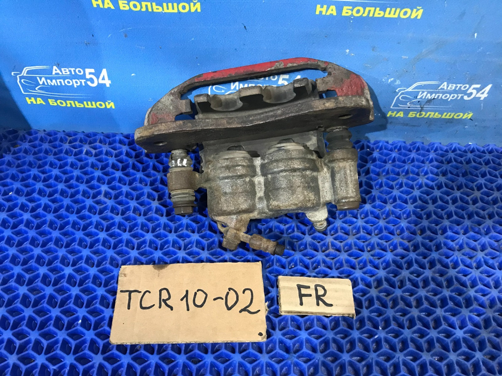 Суппорт тормозной передний правый TOYOTA ESTIMA 1999