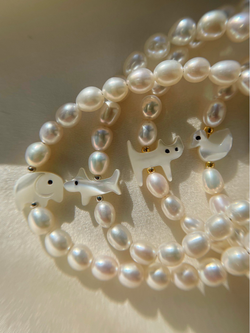 Браслет Котик из перламутра на жемчуге