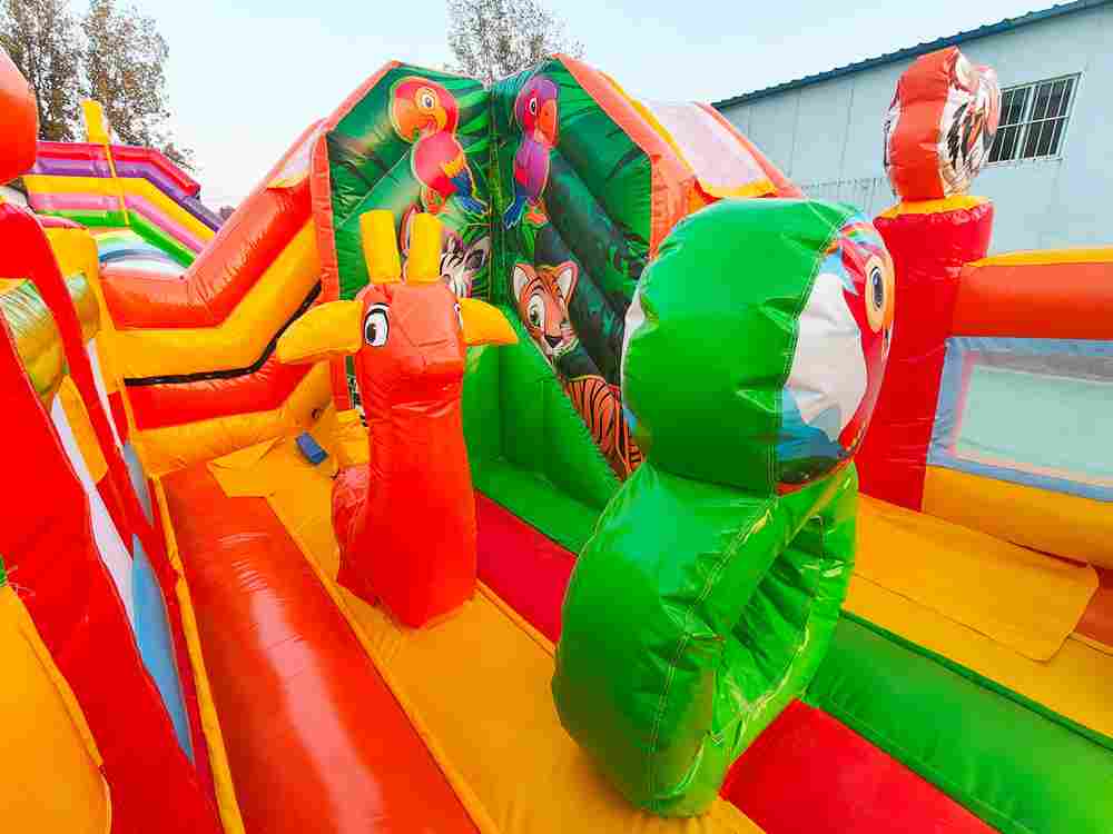 Коммерческий надувной батут «Попугайчики 2» с горкой, 5*4*2,8 м