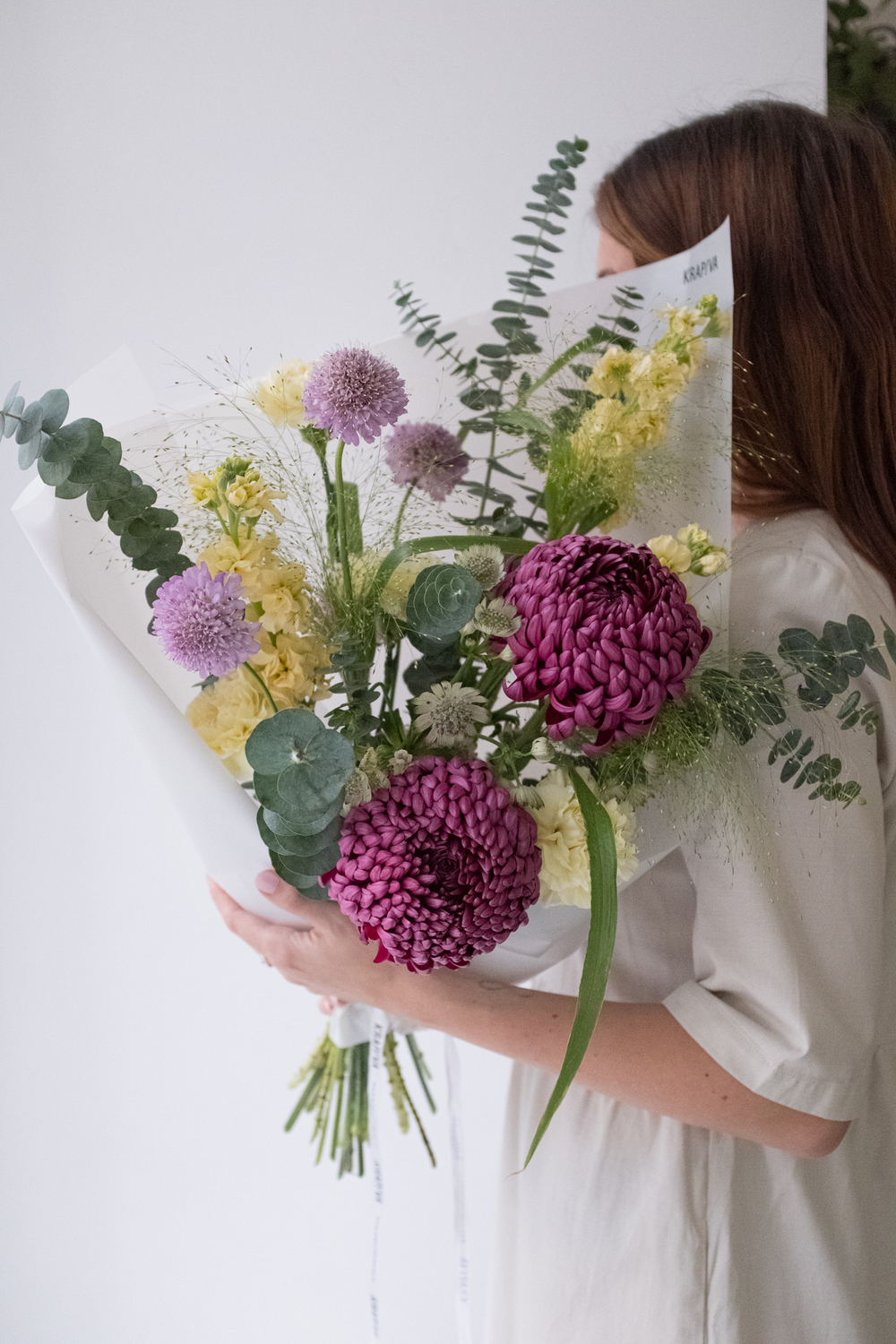 авторский букет с хризантемами и маттиолой