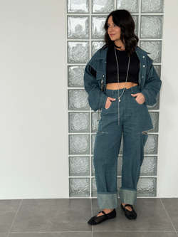 Синие джинсы с разрезами