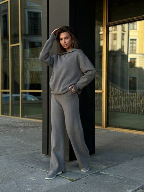 Темно-серый трикотажный костюм с воротником-поло