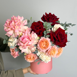 Композиция в шляпной коробке "Симфония" (французкая роза ,пионовидная роза)