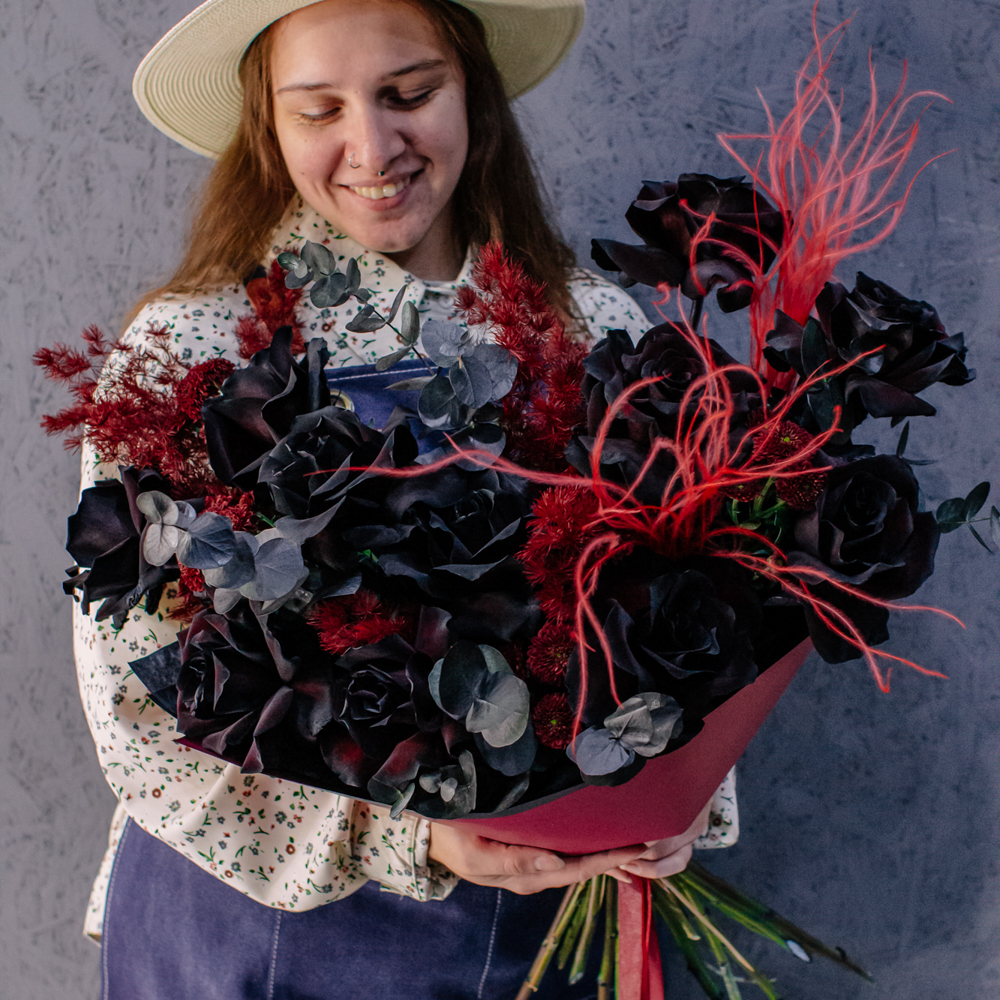 87. Стильный темный букет с черными французскими розами