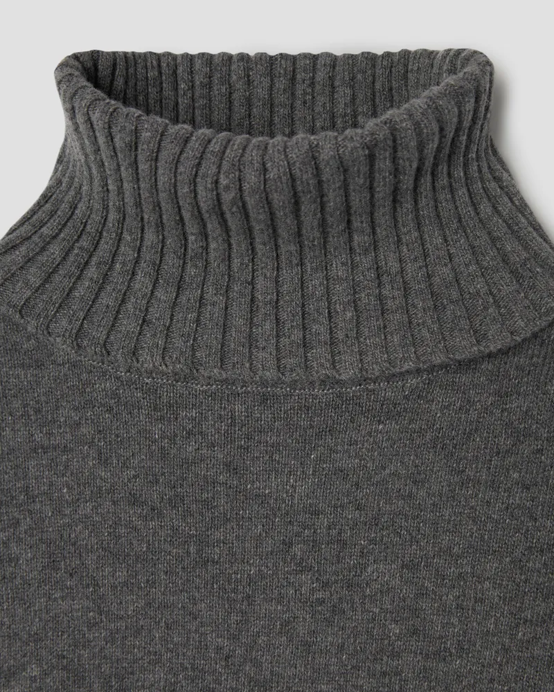 Свитер из шерсти с высоким воротником серый
