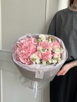 Сборный букет из кустовых пионовидных роз, гортензии, маттиолы и диантусов