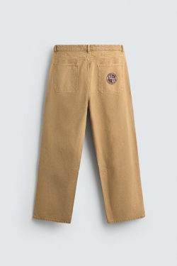 ZARA МЕШКОВАТЫЕ БРЮКИ С ВЫШИТОЙ НАШИВКОЙ NFL WASHINGTON COMMANDERS, РЫЖЕВАТО-КОРИЧНЕВЫЙ