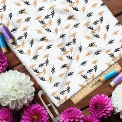 Ткань габардин пожелтевшие листья на белом фоне