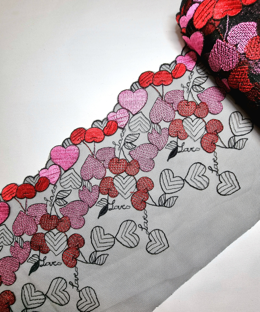 Вышивка на сетке сердечки и вишни на черном К106 левая