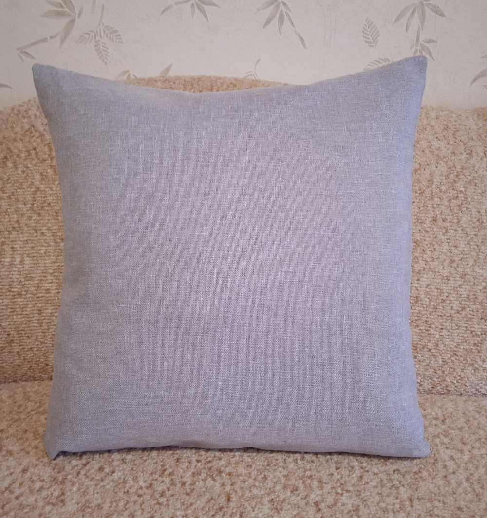 Декоративный гобеленовый чехол для интерьерной подушки Снегири за окном 47х47