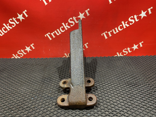 Кронштейн усилителя бампера правый 2018г.