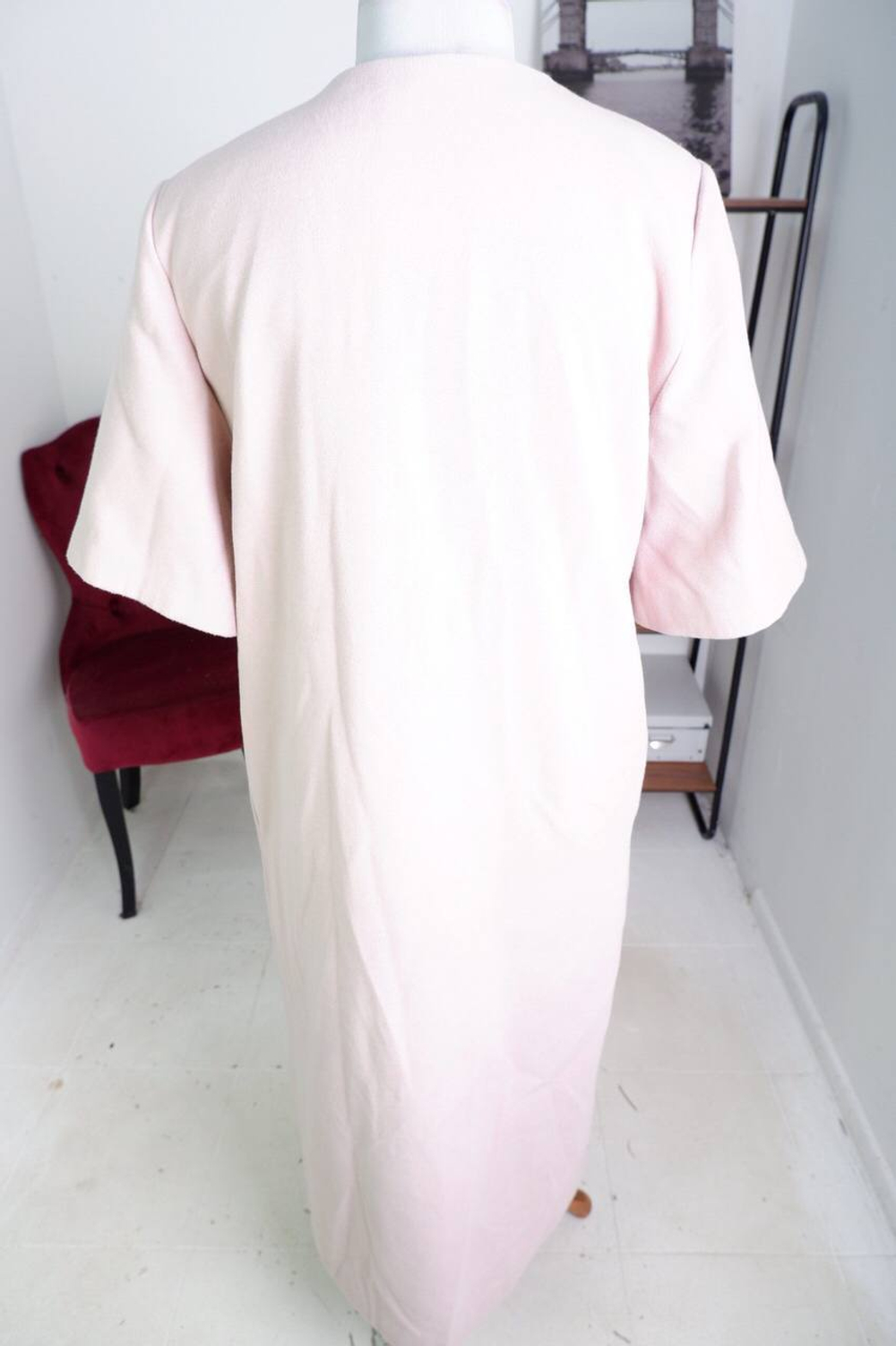 Пальто нежного оттенка, визуально на 48 размер