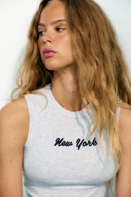 ZARA ФУТБОЛКА С ВЫШИТОЙ НАДПИСЬЮ В РУБЧИК, СЕРЫЙ МЕЛАНЖ