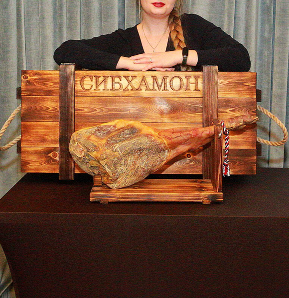 Сибирский хамон в подарочном сундуке