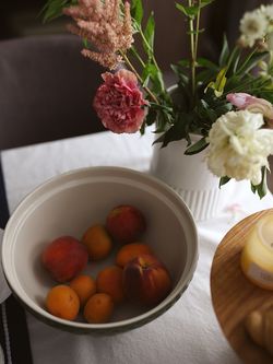 Миска зеленого цвета с рельефным узором Ягоды Тайги из коллекции Russian North, 2,5 л