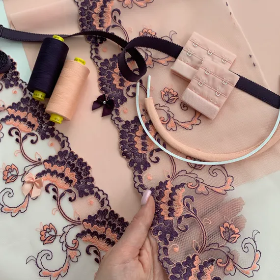 Вышивка на сетке светлый персик/фиолетовый (правая) 16 см