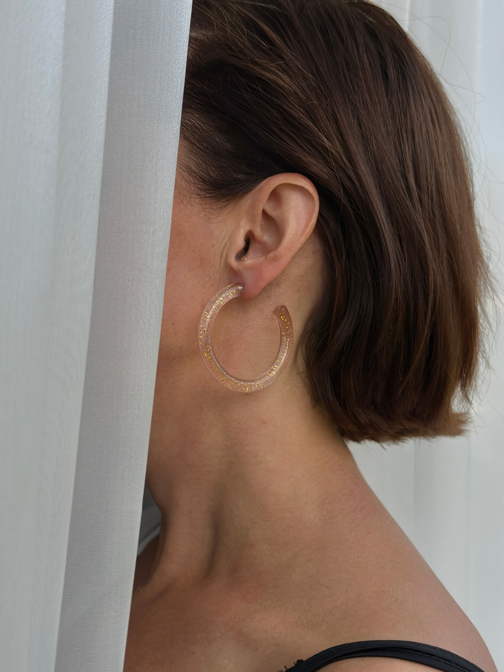 Серьги кольца из пластика. Оттенок нежно-розовый с золотыми блестками. Замки пусеты.