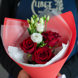 Сборный мини букет в красном оформлении